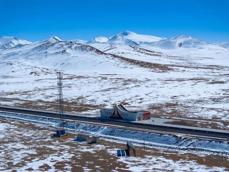 海拔5072米的世界铁路之巅这群人在坚守……(图1)