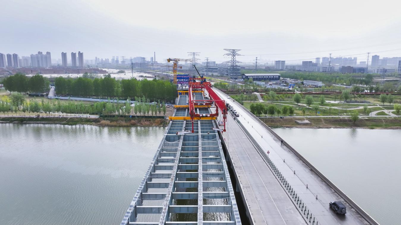 西兴改扩建项目渭河特大桥钢梁架设圆满完成(图1)
