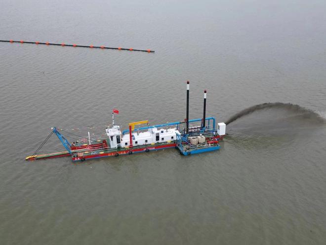 巨龙环保科技有限公司专注清淤疏浚船、抽沙船和水上挖掘机制造技术团队全程把控(图2)