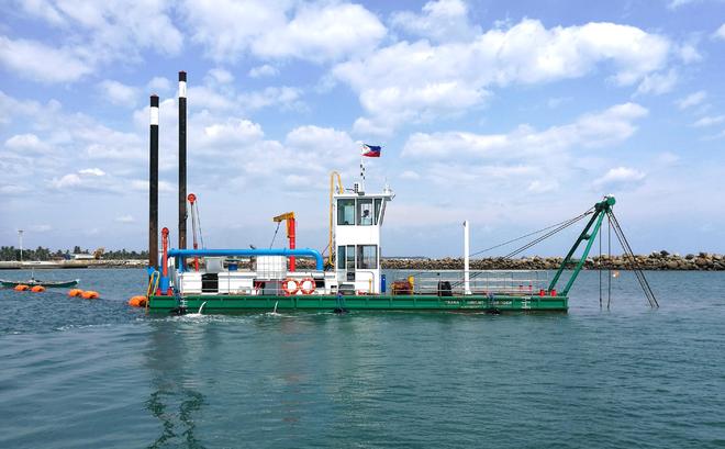 巨龙环保科技有限公司专注清淤疏浚船、抽沙船和水上挖掘机制造技术团队全程把控(图1)