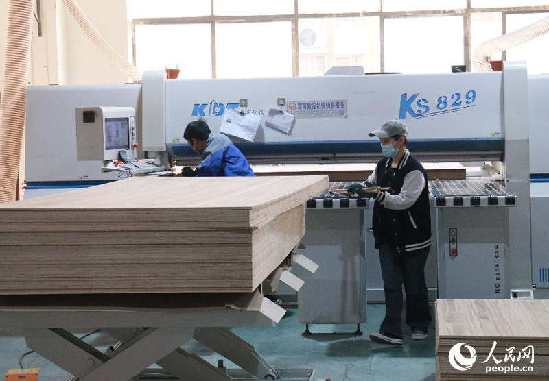 江西南康：家具“油改水”破局产业绿色升级(图1)